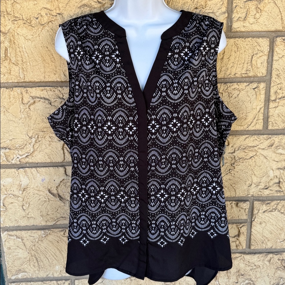 New York & Company Black and White Patterned Blouse Size Large